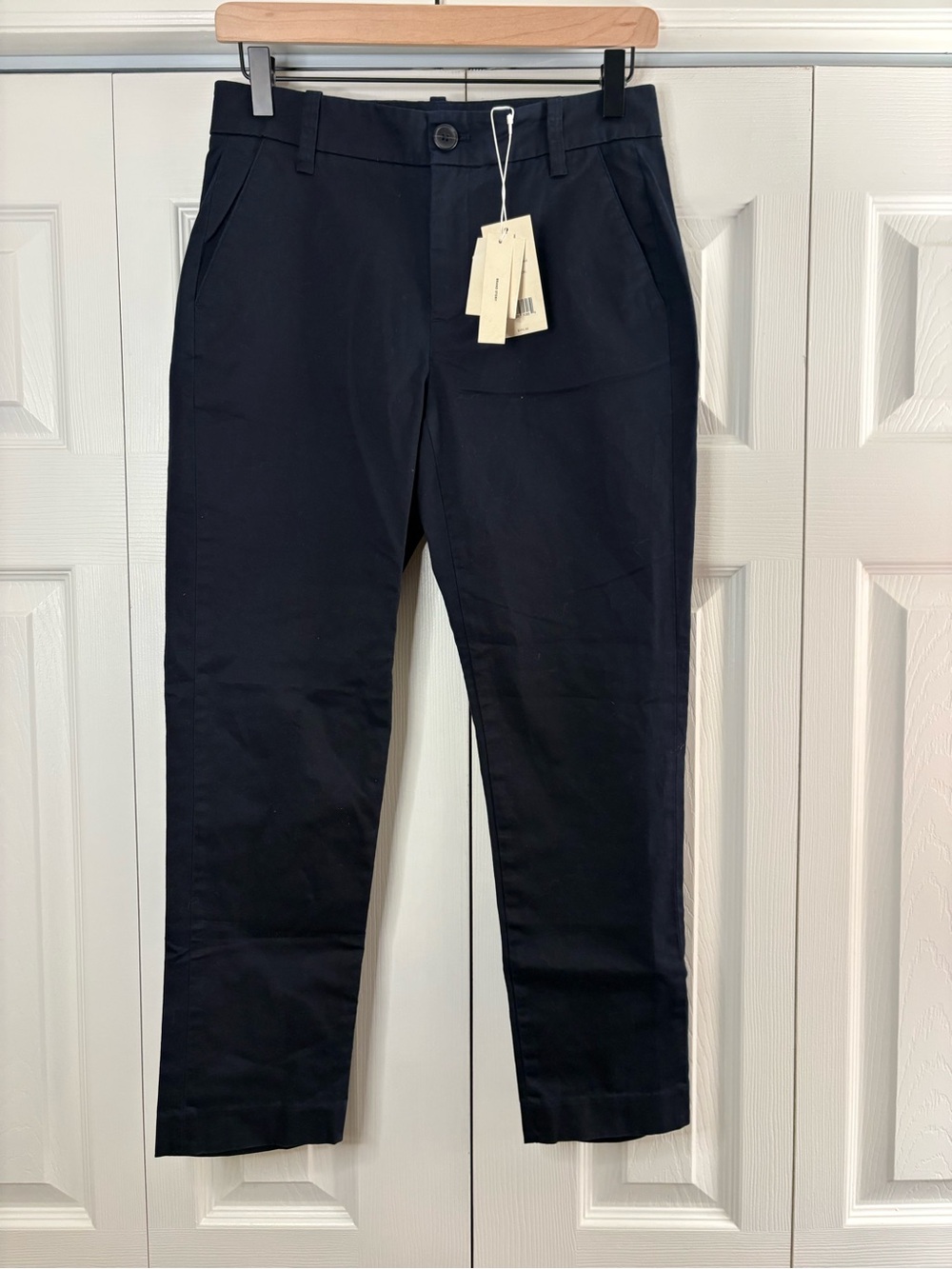 Women’s Vince slim-leg, cropped trouser. Navy blue. Size 2. NWT